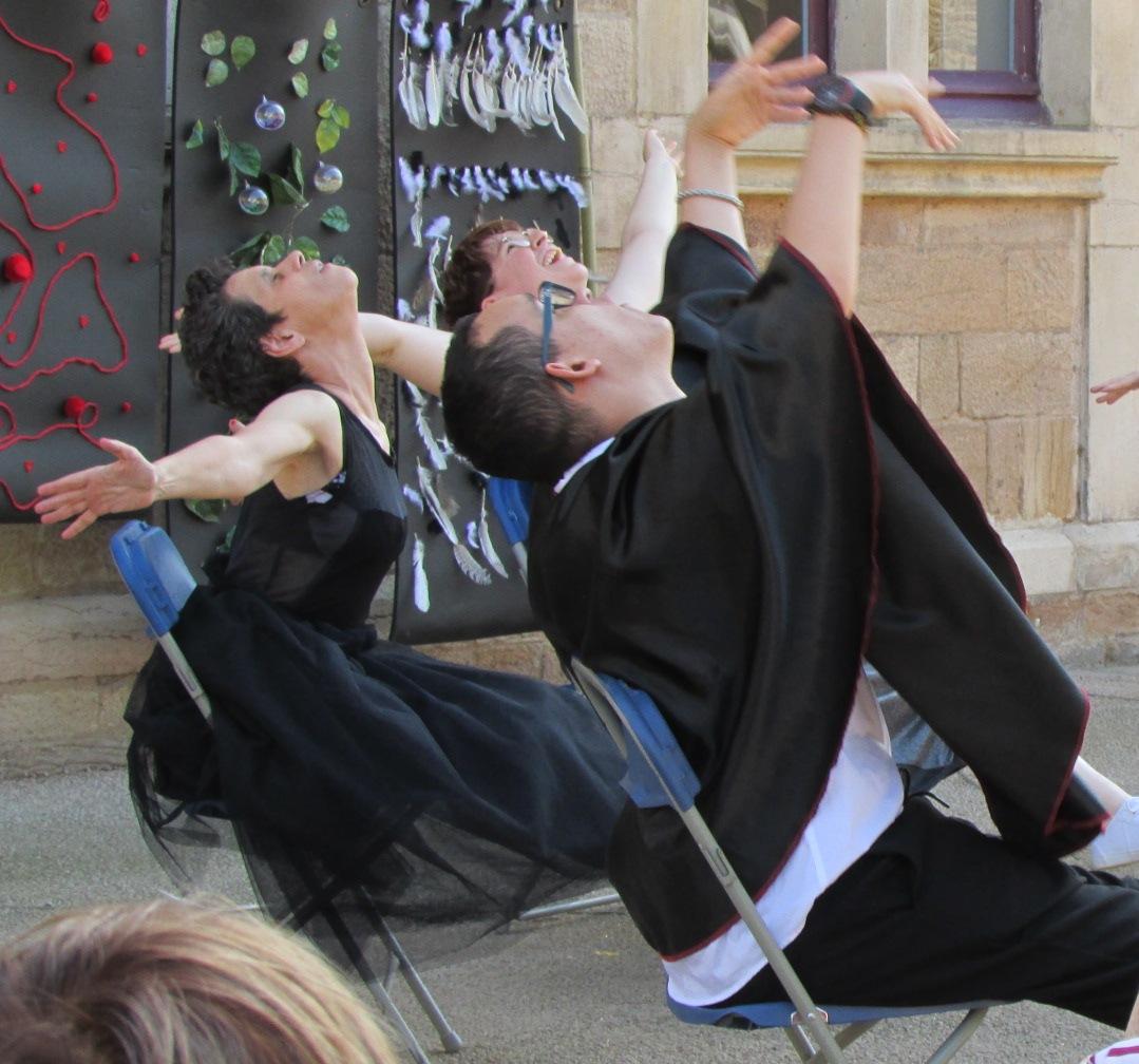 Festival de danse de Cluny Une première création avec cinq danseurs du foyer des Eglantines du Breuil, un travail autour de la situation de la salle d'attente, des jeux de mimétismes et de la présence de l'imaginaire dans l'attente. Un travail en corrélation avec l' Art plastique menée par Véronique Bon, éducatrice spécialisée en art graphique.