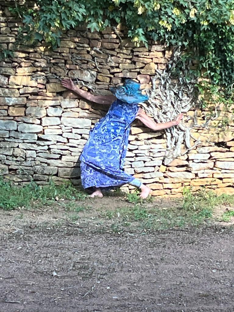 Femme à chapeau Ameugny Vieux mur